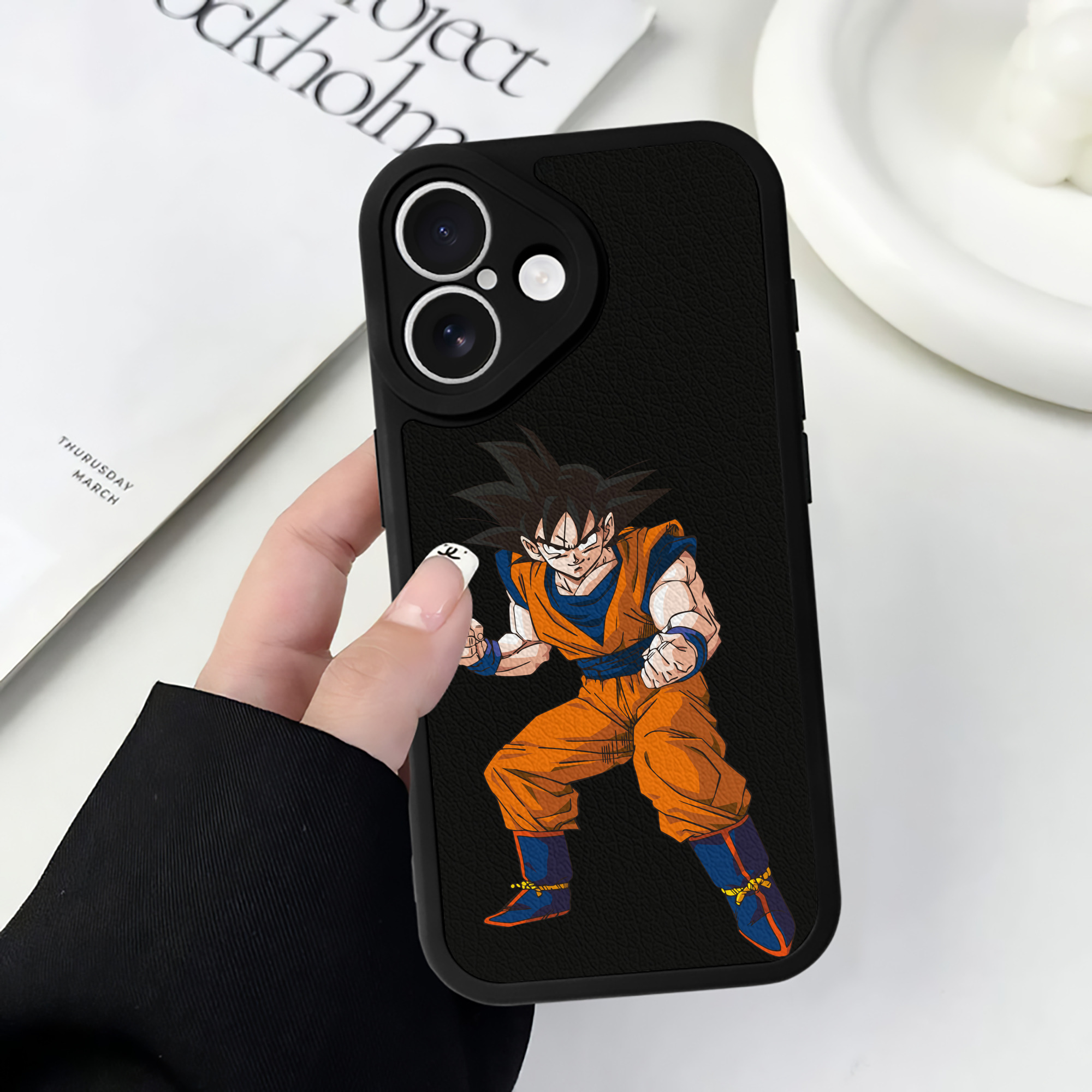 （画像用） ドラゴンボール 孫悟空（そん ごくう）Son Goku カカロット DRAGON BALL Kakarotto 【iPhone 16シリーズ対応】シリコンスマホケース（レザー調） 材質：シリコン